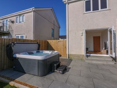 A hot tub in an outdoor space at 15 Llys Tegeirian in Llangristiolus near Llangefni