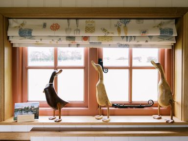 A window with duck figurines and a decorative curtain at Bonnie's Shepherds Hut at Shepherds Lodge Retreat and Wellness Bottesford near Redmile and Vale of Belvoir