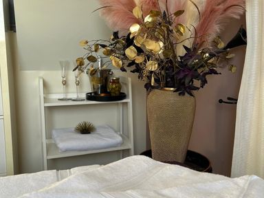 A flower arrangement with a vase and glasses on shelves at Lillie's Shepherds Hut at Shepherds Lodge Retreat and Wellness near Bottesford