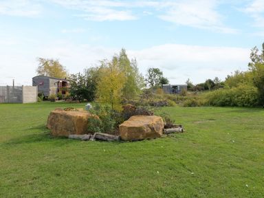 A garden with rocks and plants at Herbie's Shepherds Hut at Shepherds Lodge Retreat and Wellness Bottesford near Redmile and Vale of Belvoir