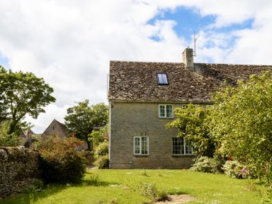 A house with garden and trees at Stable Cottage in Lechlade-On-Thames