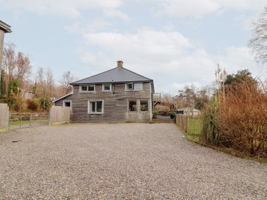 A house with a gravel driveway at Shanti Gher in Bantry