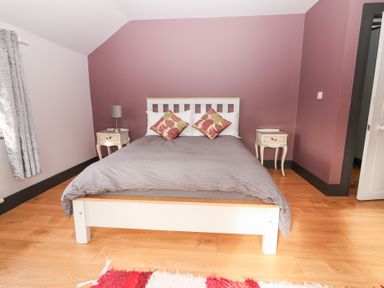 A bedroom with a bed and bedside tables at Shanti Gher in Bantry