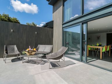 A patio area with chairs and a table at Number 7 in Bishop Sutton