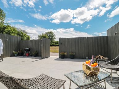 An outdoor area with chairs and a table at Number 7 in Bishop Sutton