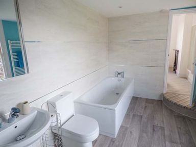A bathroom with a bathtub toilet and sink at 1 Willow Cottage in Upton Upon Severn
