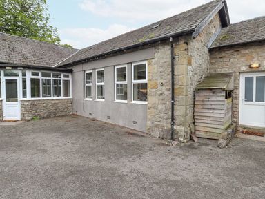 An outdoor area with a garden shed and windows at The Gatehouse in 