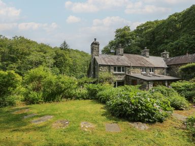 A house and garden at Glandwr Cottage Llanbedr