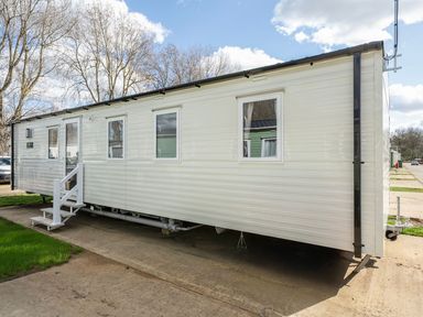 A mobile home with steps and windows at Billy’s Way - Hayling Island