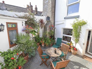 A garden area with a table and chairs at Springfield in Kingsand
