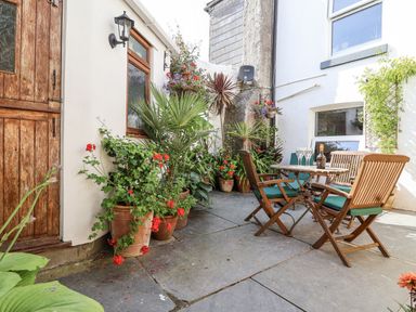 A garden area with seating and plants at Springfield in Kingsand
