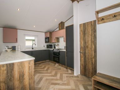 A kitchen with cabinets and appliances at Peony in Eardisland