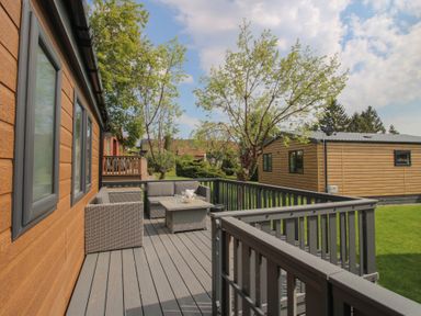 A deck with seating and a table at Peony in Eardisland