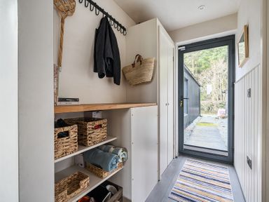 An entryway with a shelf and coat rack at Grove Cottage Kington