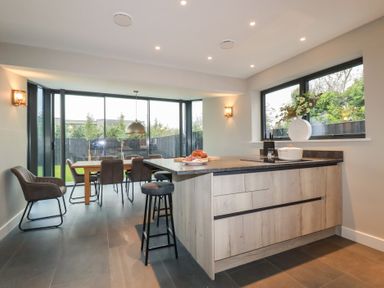 A kitchen with a dining area and large windows at Harberton