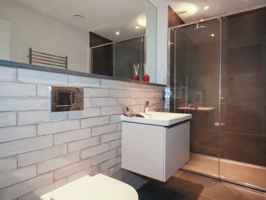 A bathroom with a sink, toilet, and shower at Harberton