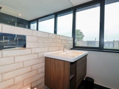 A bathroom with a sink and vanity unit at Harberton