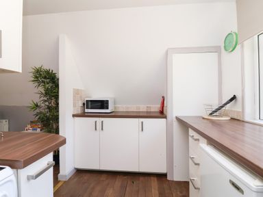 A kitchen with a microwave and kitchen units at Valley Lodge 37 in St Ann's Chapel, Cornwall