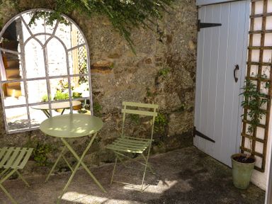 A garden area with a table and chairs at Kittiwake in Newlyn