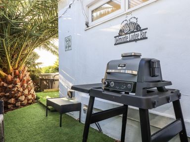 An outdoor barbecue grill at Delmonte Lodge in Torquay