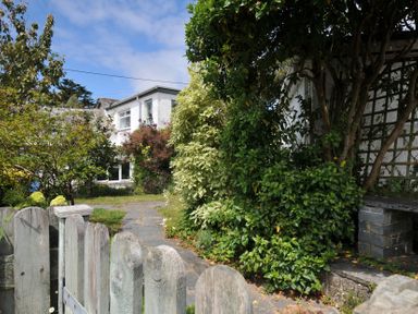 A house with plants and a fence in the garden at 2 Porthilly Cottages Rock