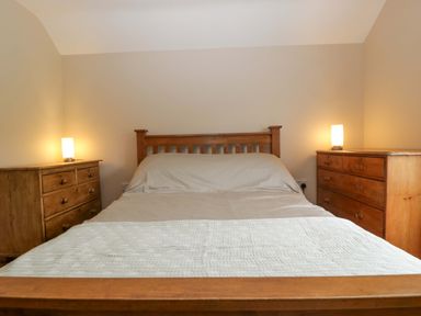 A bedroom with a bed and bedside lamps at 2 Loxter Villas Wellington Heath near Ledbury