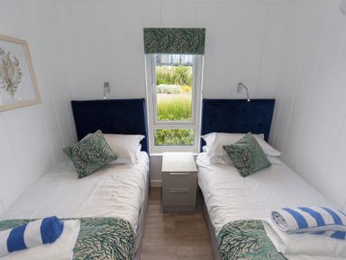 A bedroom with two single beds at Dahlia in Portreath