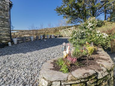 A garden area with gravel and plants at High Ickenthwaite Farmhouse in Ulverston