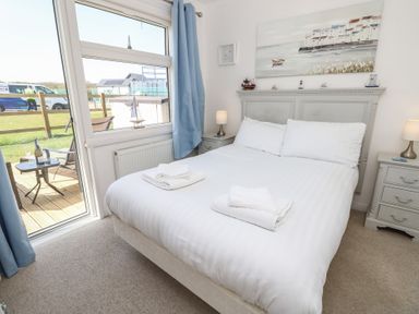 A bedroom with a bed and two bedside tables at Plimoth N8 Yarmouth