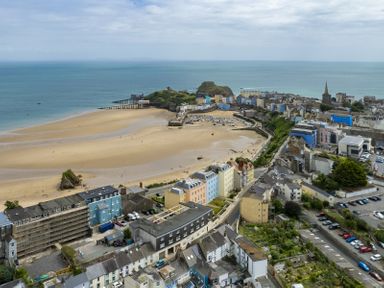 A coastal town with sandy beach and colorful buildings near the sea at No 10 Croft House in Tenby