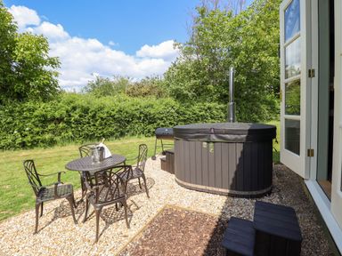 A garden with a hot tub and outdoor furniture at Bluebell in Grimsby