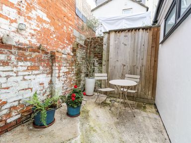 A garden with a table and chairs at Fisherman’s Cottage in 
