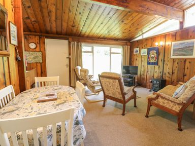 A living room with a dining table and chairs at Ty Bedwen in Dinas Mawddwy