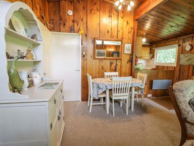 A dining room with a table and chairs at Ty Bedwen in Dinas Mawddwy