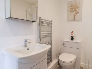 A bathroom with a wash basin and toilet at Woodside in Scarborough