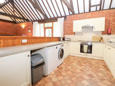 A kitchen with appliances and a counter at Pear Tree in Wood Norton