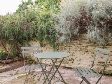 A garden with a table and chairs at Nanvivian in Feock near Truro
