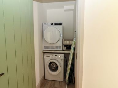 A laundry room with a washing machine and drying machine at Teach Ti in Miltown Malbay