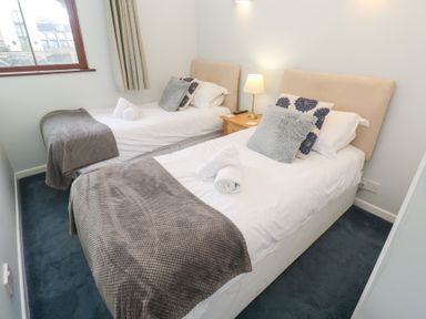 A bedroom with two single beds at Tobys Quay in Falmouth