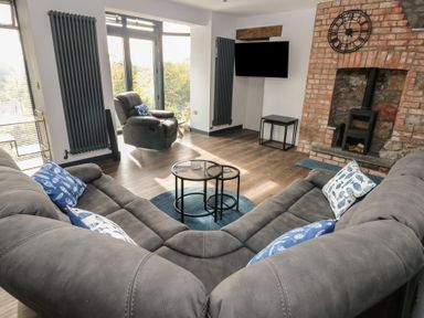 A living room with a sofa and a coffee table at 10 Brython Place in Tackley