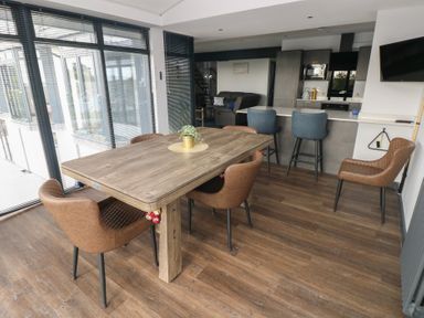 A dining room with a table and chairs at 10 Brython Place Tackley