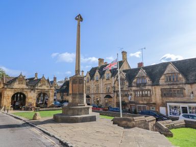A square with a monument and buildings at Stumps Cross Lodge Upper Coscombe near Winchcombe