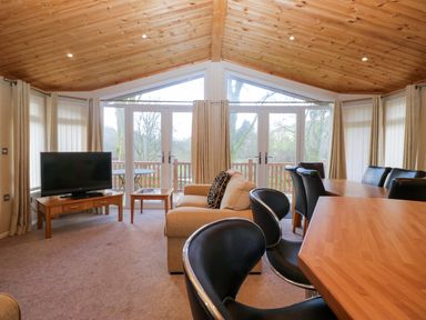A living room with television and sofa at Wansfell 2 near Limefitt Park Troutbeck