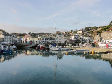 A harbor with boats docked near buildings and houses at 101 Atlantic Bays Holiday Park in Padstow