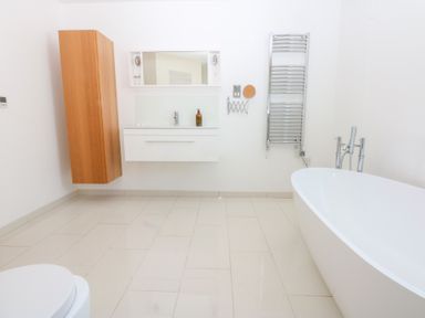 A bathroom with a bathtub, sink, and toilet at Shearwater in Rhosneigr