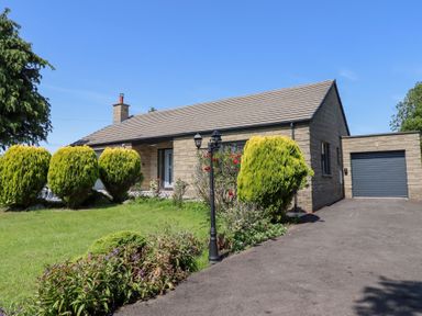 A house with garden and garage at Rose Cottage in Dunstan near Embleton