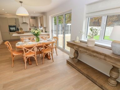 A dining area with a table and chairs at Hafan Y Gof in Newcastle Emlyn