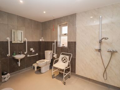 A bathroom with a shower, toilet, and sink at Fisherman's Rest in Ipswich