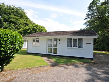 A bungalow with garden and parking area at 4 Rosecraddoc Lodge Holiday Bungalows Liskeard