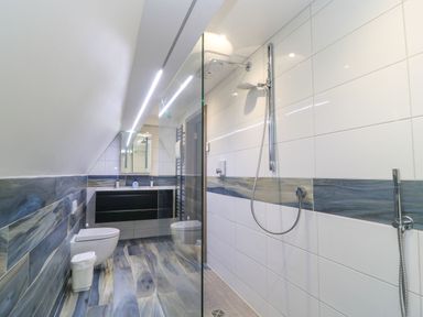 A bathroom with a shower, toilet, and sink at Silver Copse Frilford Heath Near Abingdon
